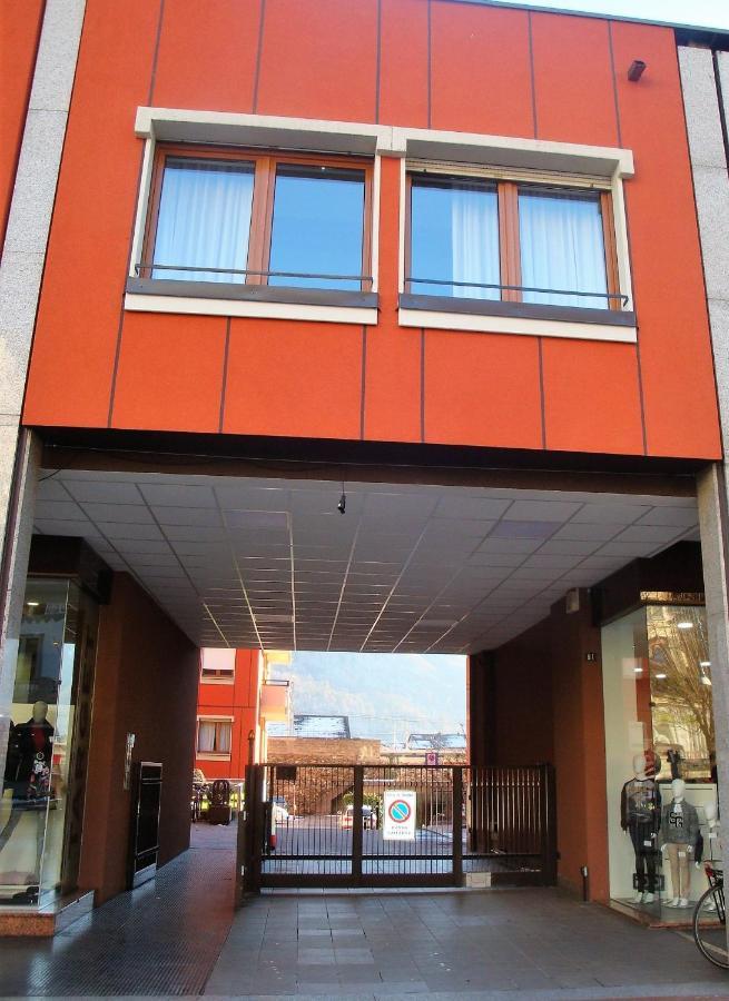 Апартаменты Lucini Ai Portici Тирано Экстерьер фото
